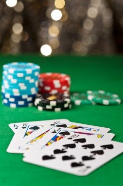 Live dealer dropping dice in the studio on qq1221 alternatif